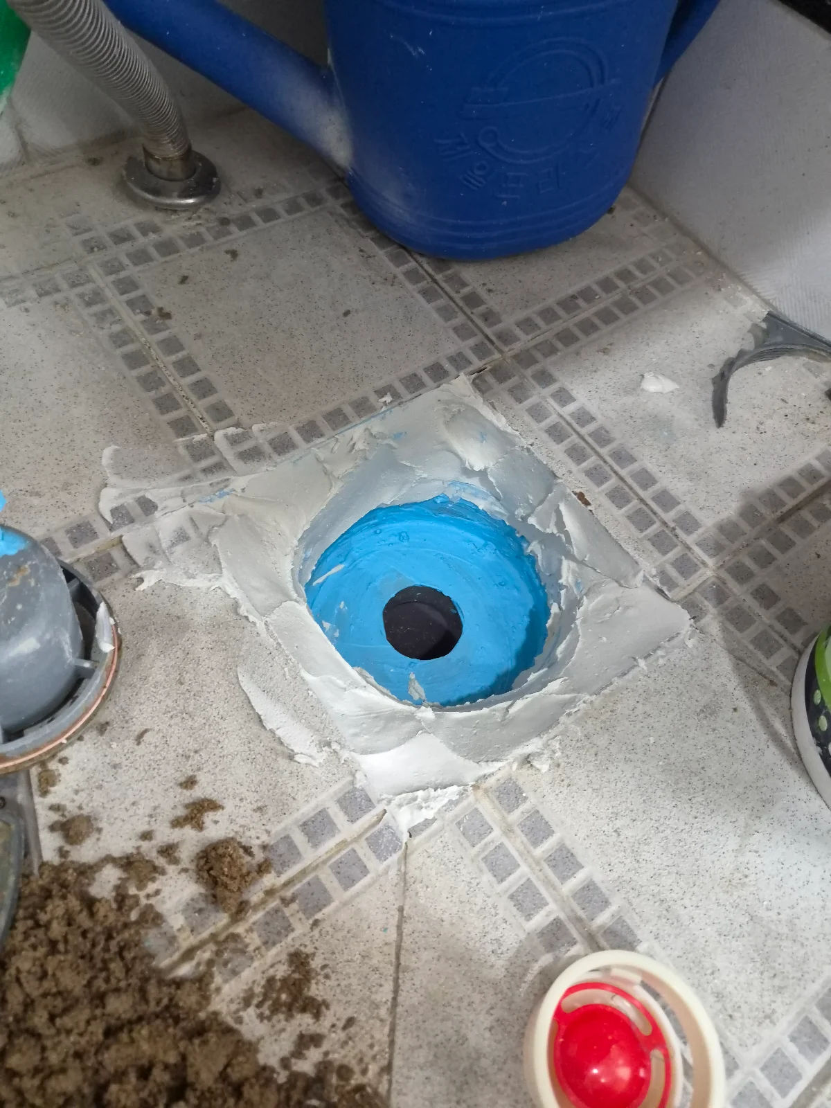 유가 주변 몰탈 충진 및 물매 작업